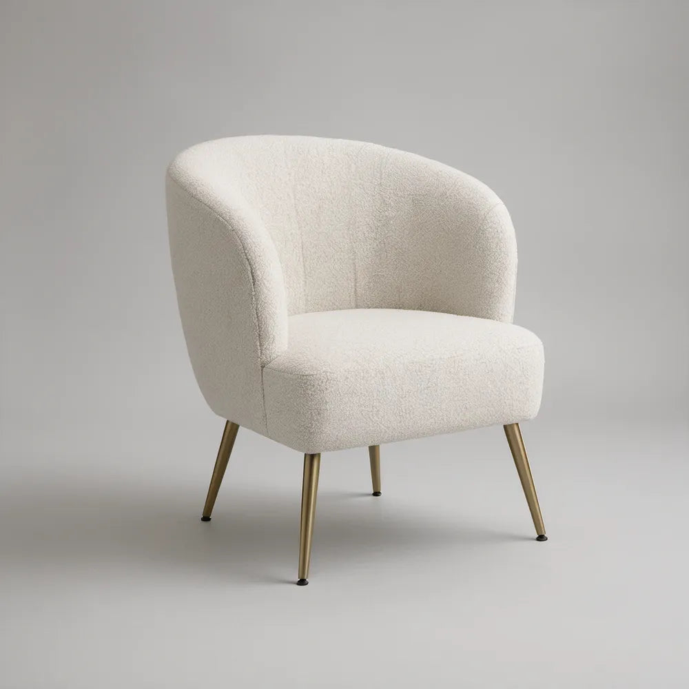 Poltrona Estofada Curva em Bouclé Creme com Pernas Douradas 70 x 73 x 78 cm